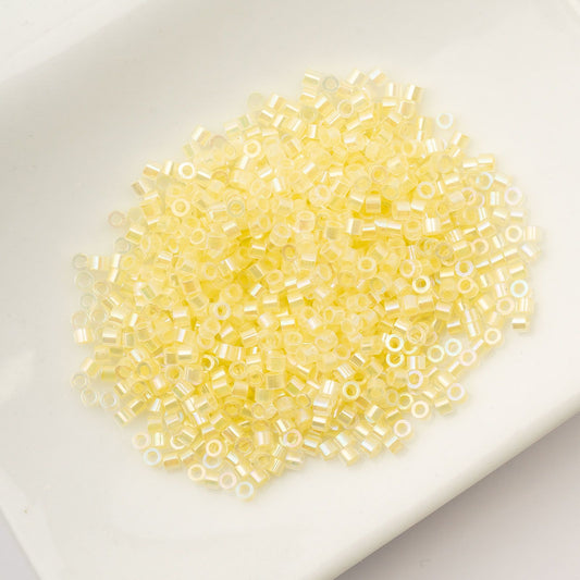 Cylin Bead 11/0 Pale Yellow Lined