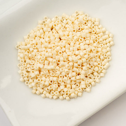 Cylin Bead 11/0 Dark Cream
