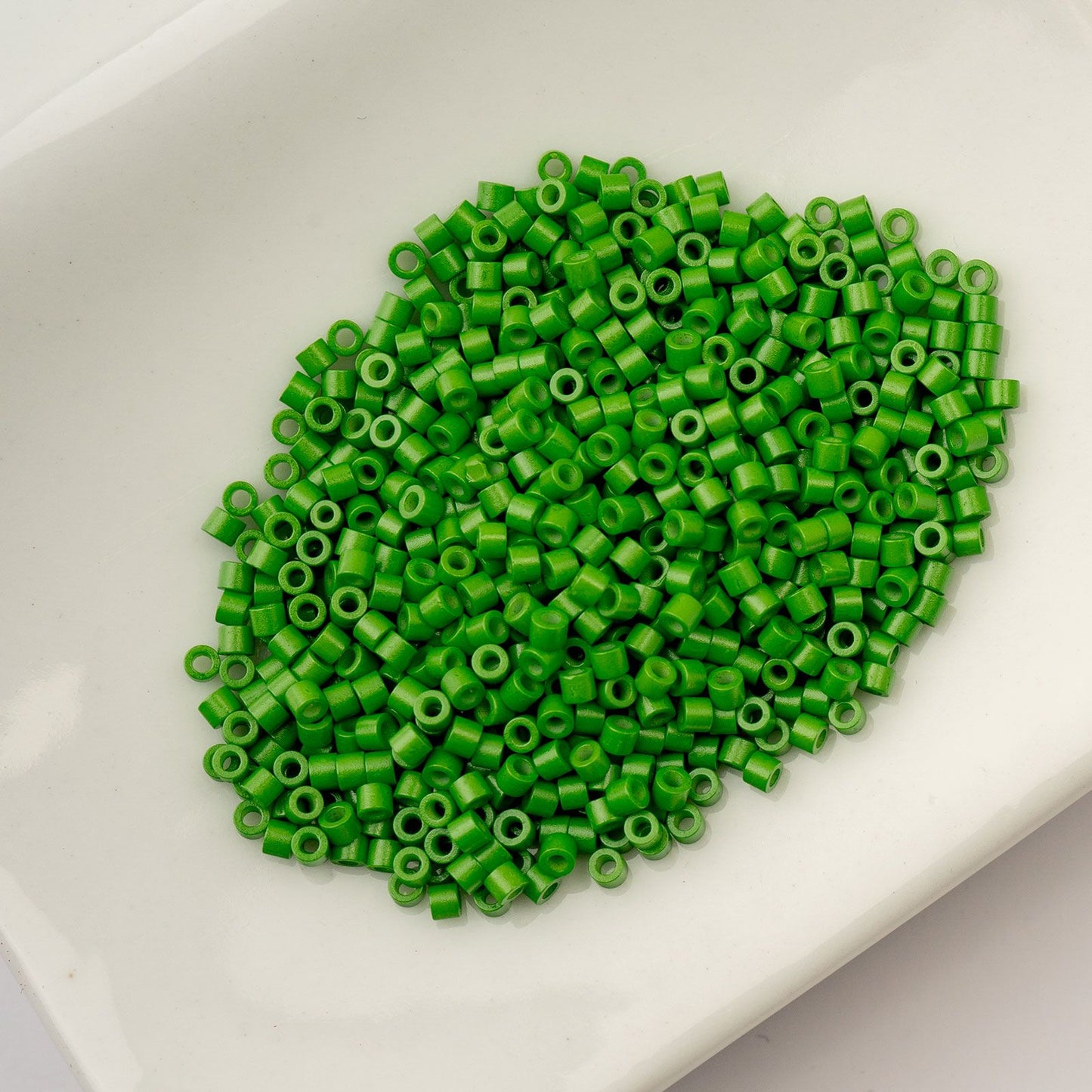 Cylin Bead 11/0 Opaque Grass Green
