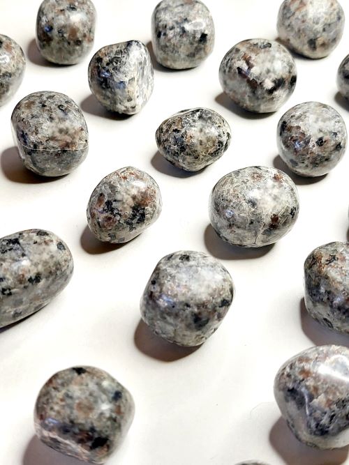 Yooperlite Tumbled Stone - 5 pcs - Witches Ink LTD - O/A Crystals and Sun Signs